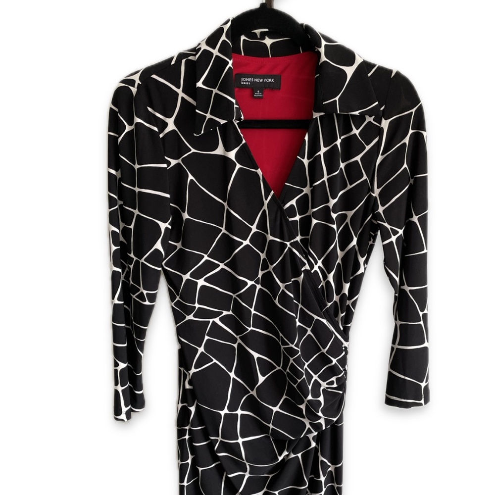 Jones New York black and cream print stretch dress.  Size 6